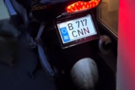 Parkolássegítő rendszámtáblát szereltek egy BMW-re 4 Parkolássegítő rendszámtáblát szereltek egy BMW-re 4