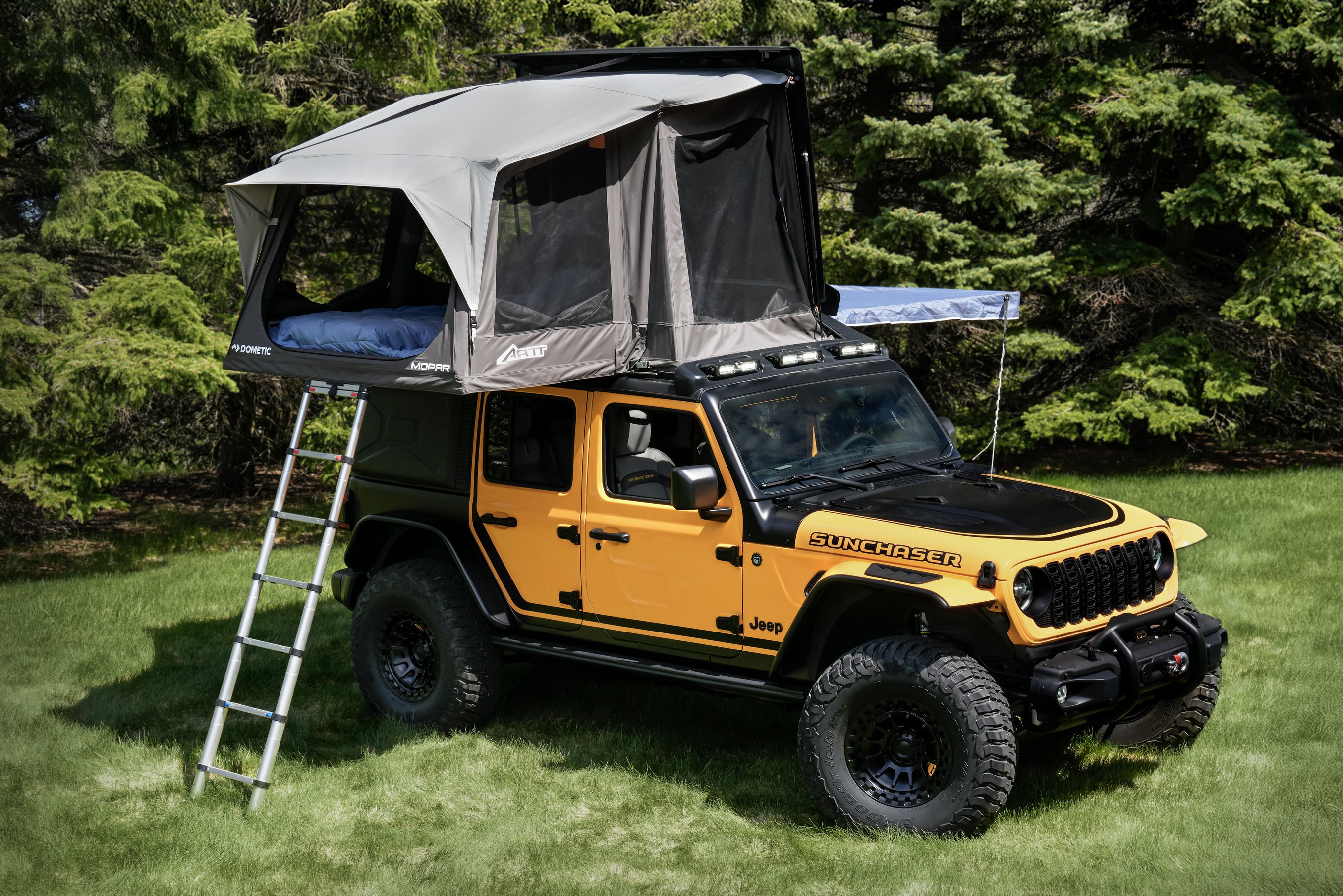 Shown fully set up on top of the Jeep® Wrangler 4xe Sunchaser c | Vezess | Vezess