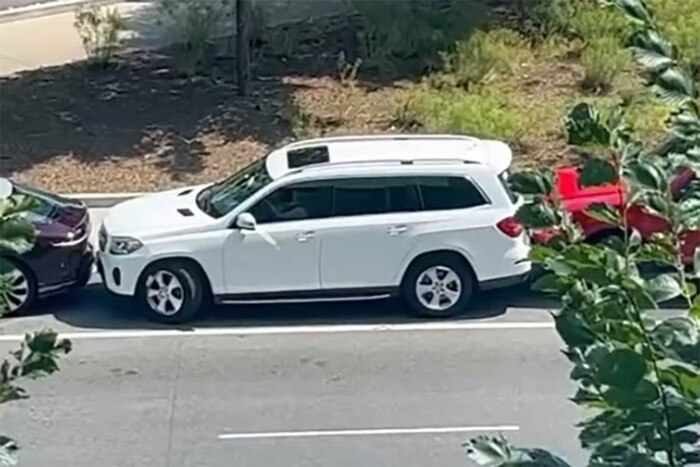 Felállva tapsolunk: női sofőr mutatja, hogy kell kiállni a lehetetlen szűk parkolóból