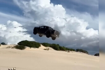 Padlógázzal vágott neki a dűnének, a vége brutális