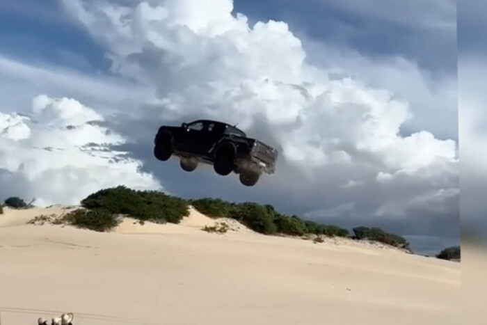 Padlógázzal vágott neki a dűnének, a vége brutális