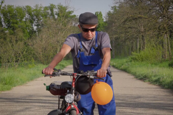 Vicces videóval üzen a rendőrség a részeg bringásoknak: ez a jó módszer!