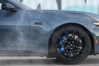 Saját kormányát rángatja ez az autó