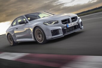 Megvadult a kis M-es BMW, 300-zal száguld