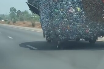 Nem látszott ki a szemétből, úgy ment az autópályán