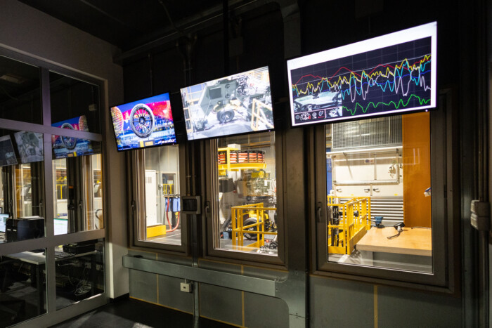 Titkos laborban készül a világ legdrágább autóira a gumi 11