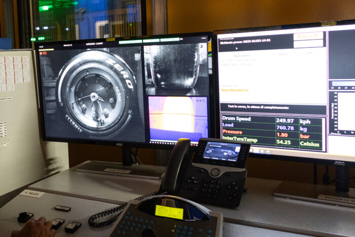 Titkos laborban készül a világ legdrágább autóira a gumi 12