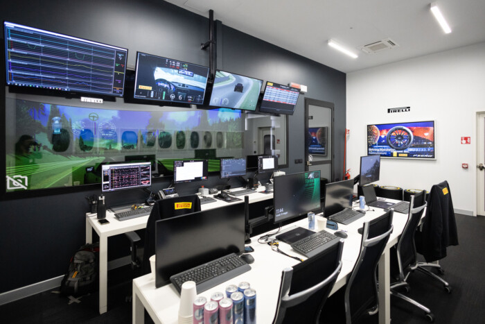 Titkos laborban készül a világ legdrágább autóira a gumi 10