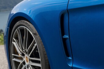 Odalépett, 270 km/órával húzott el a rendőr mellett