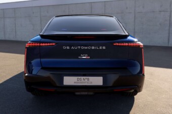 Állva utazhatsz a szalmával díszített autóban