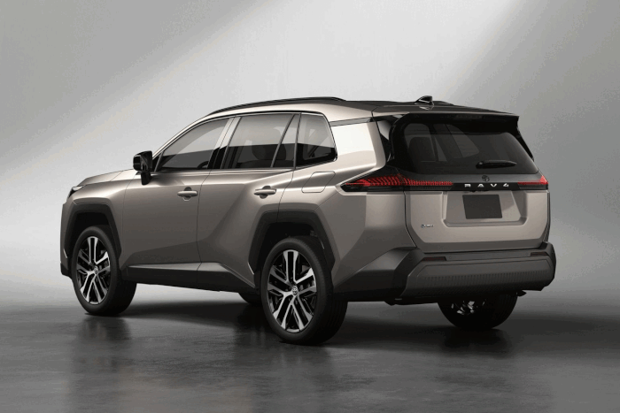 Nem látszik, de sokkal többet tud az új Toyota 7