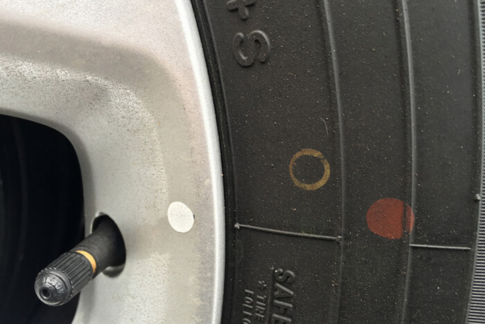 Ez a célja az új gumikon feltűnő színes csíkoknak 3