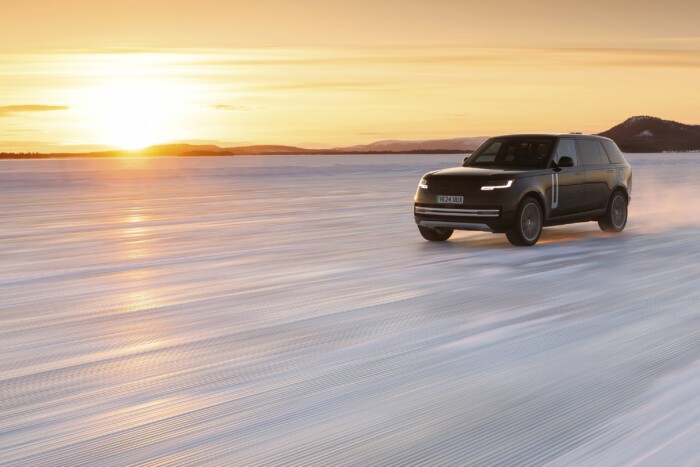 Terepen sem kell fékezni a legújabb Range Rovert 9 | Vezess Terepen sem kell fékezni a legújabb Range Rovert 9