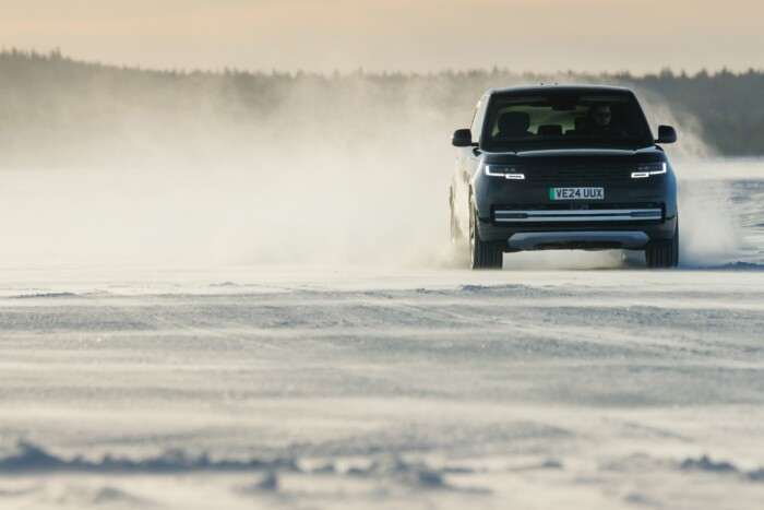 Terepen sem kell fékezni a legújabb Range Rovert 7 | Vezess Terepen sem kell fékezni a legújabb Range Rovert 7