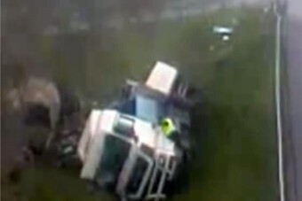 Sávot váltott, majd mindent letarolt a kamionos az M3-ason