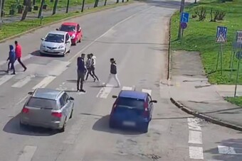 Áthajtott egy sofőr a gyerekek között a zebrán