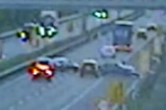 Besoroltak elé az autópályán, képes volt fékezés nélkül nekimenni