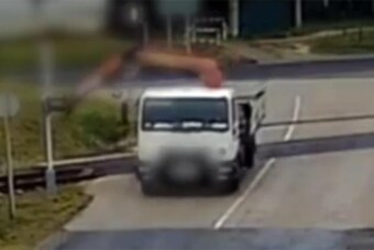 Kint felejtette a darut, lebontotta a vasúti átjárót Sopronnál