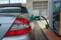 Bejelentették: üzemanyagár-plafont vezetnek be a szomszédok is 1