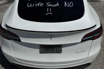 Egy férj szomorú üzenetet írt autója hátsó ablakára