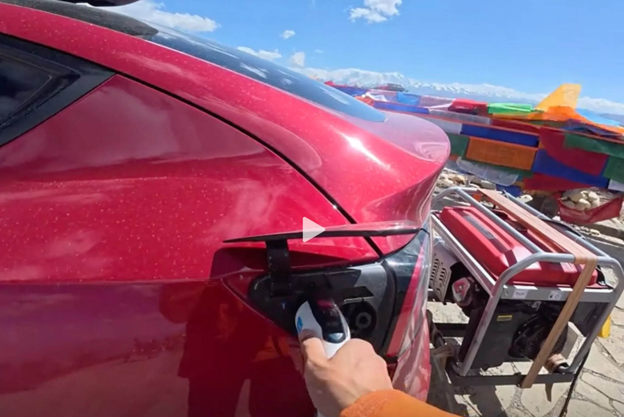 Meghekkelte a Teslát, így a világ végén is működik 4