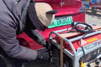 Meghekkelte a Teslát, így a világ végén is működik