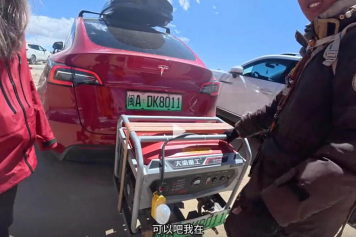 Meghekkelte a Teslát, így a világ végén is működik 3