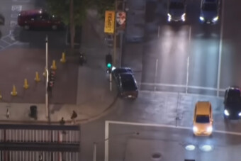 Sofőr nélkül hajtott oszlopnak egy autó - nem önvezető volt