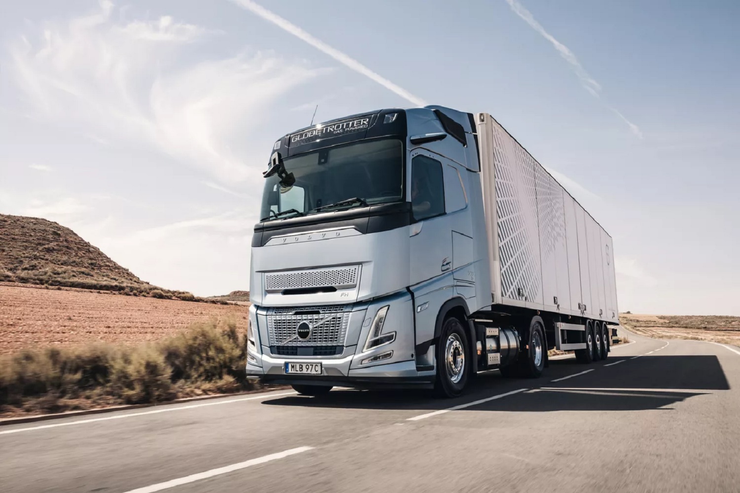 volvo-fh-aero-gas-powered-driving-through-countryside | Vezess | Vezess