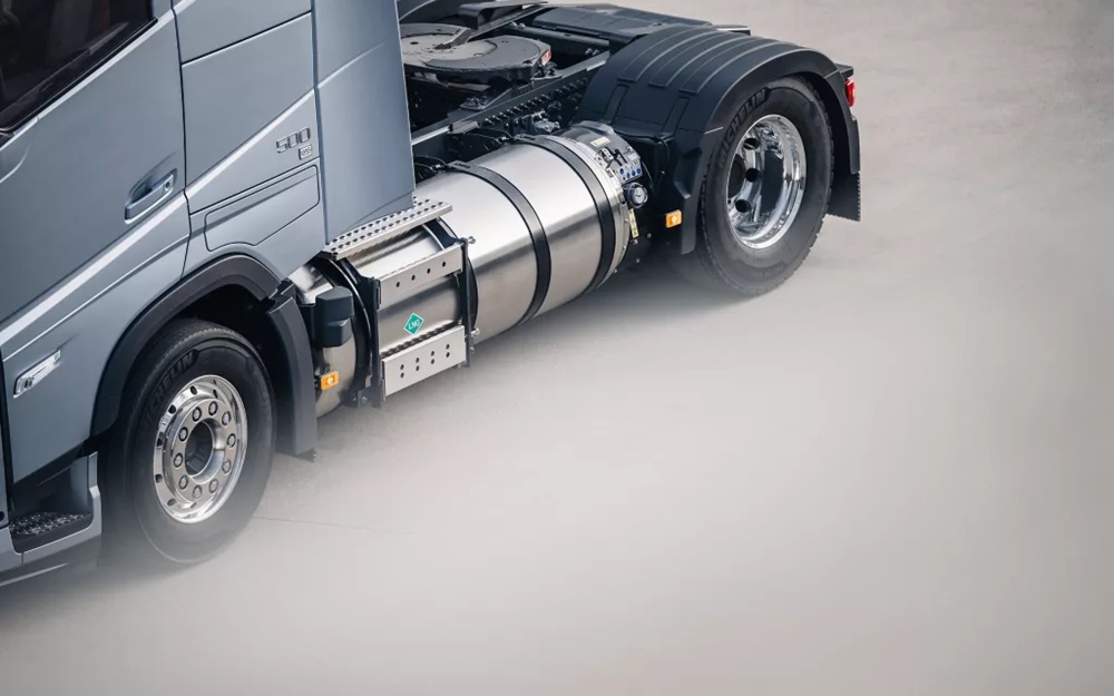 volvo-fh-gas-powered-tank | Vezess | Vezess