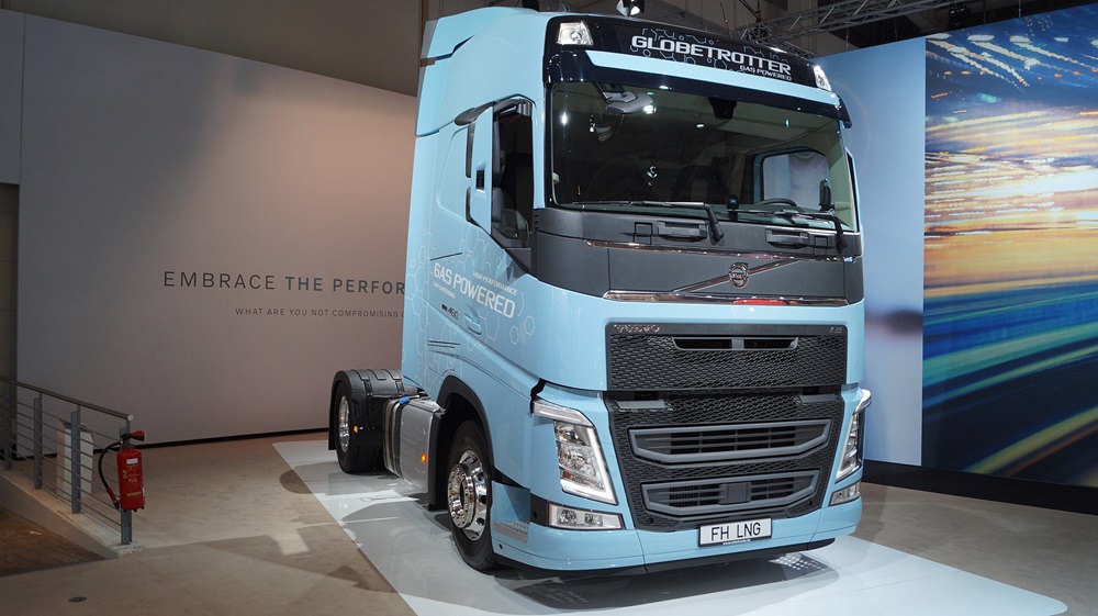 volvo_fh460_lng_-_front_and_right_side_iaa_2018 | Vezess | Vezess