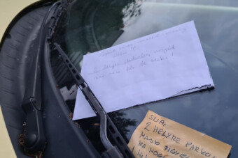 Meglepő üzengetés egy budapesti parkolóban