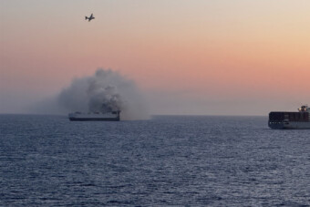 Több ezer új autóval a fedélzetén süllyedt el egy hajó