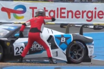 Ütötte-vágta az ellenfél autóját, miután kilökték