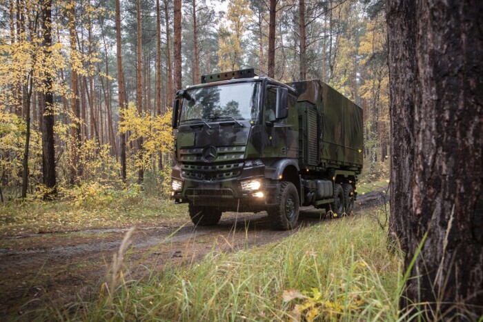Erdőben rejtőzködnek ezek a teherautók