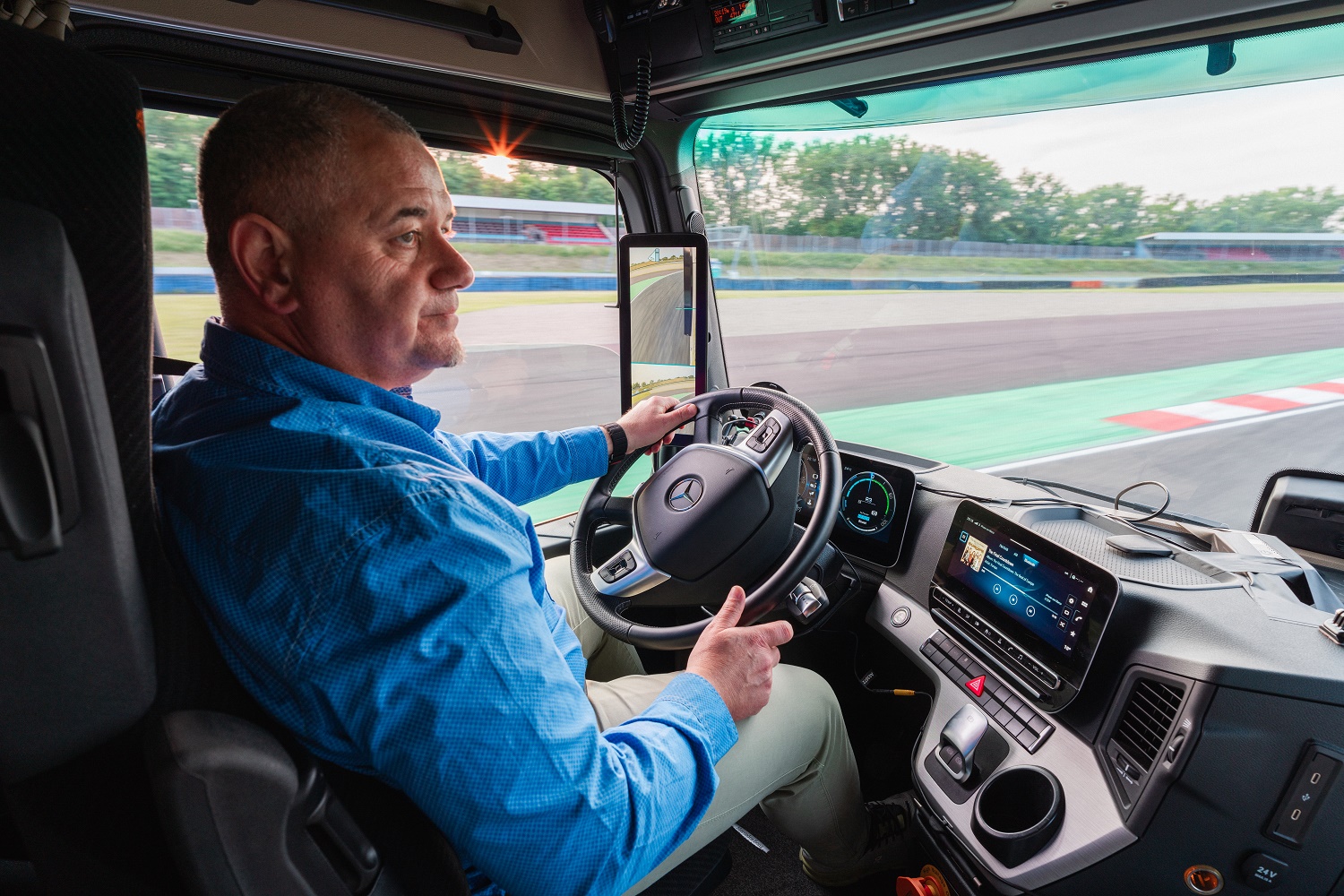 Mercedes-Benz Trucks bricht GUINNESS WORLD RECORDS™-Weltrekord mit eActros 600 Mercedes-Benz Trucks wins GUINNESS WORLD RECORDS™ title with eActros 600 | Vezess | Vezess