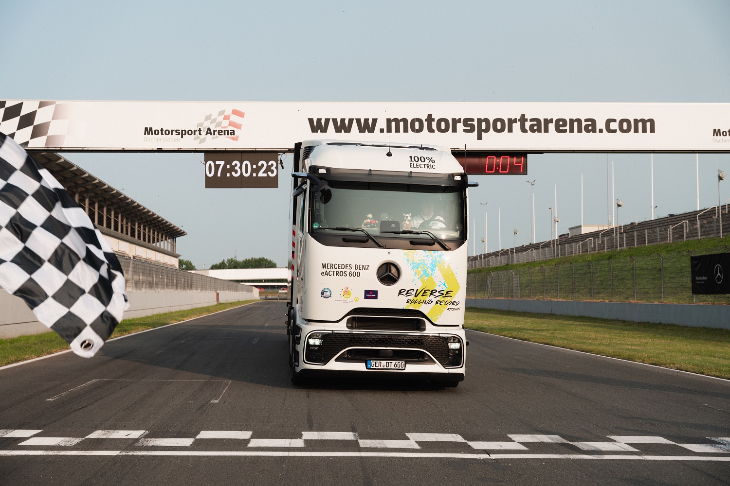 Mercedes-Benz Trucks bricht GUINNESS WORLD RECORDS™-Weltrekord mit eActros 600 Mercedes-Benz Trucks wins GUINNESS WORLD RECORDS™ title with eActros 600 | Vezess | Vezess