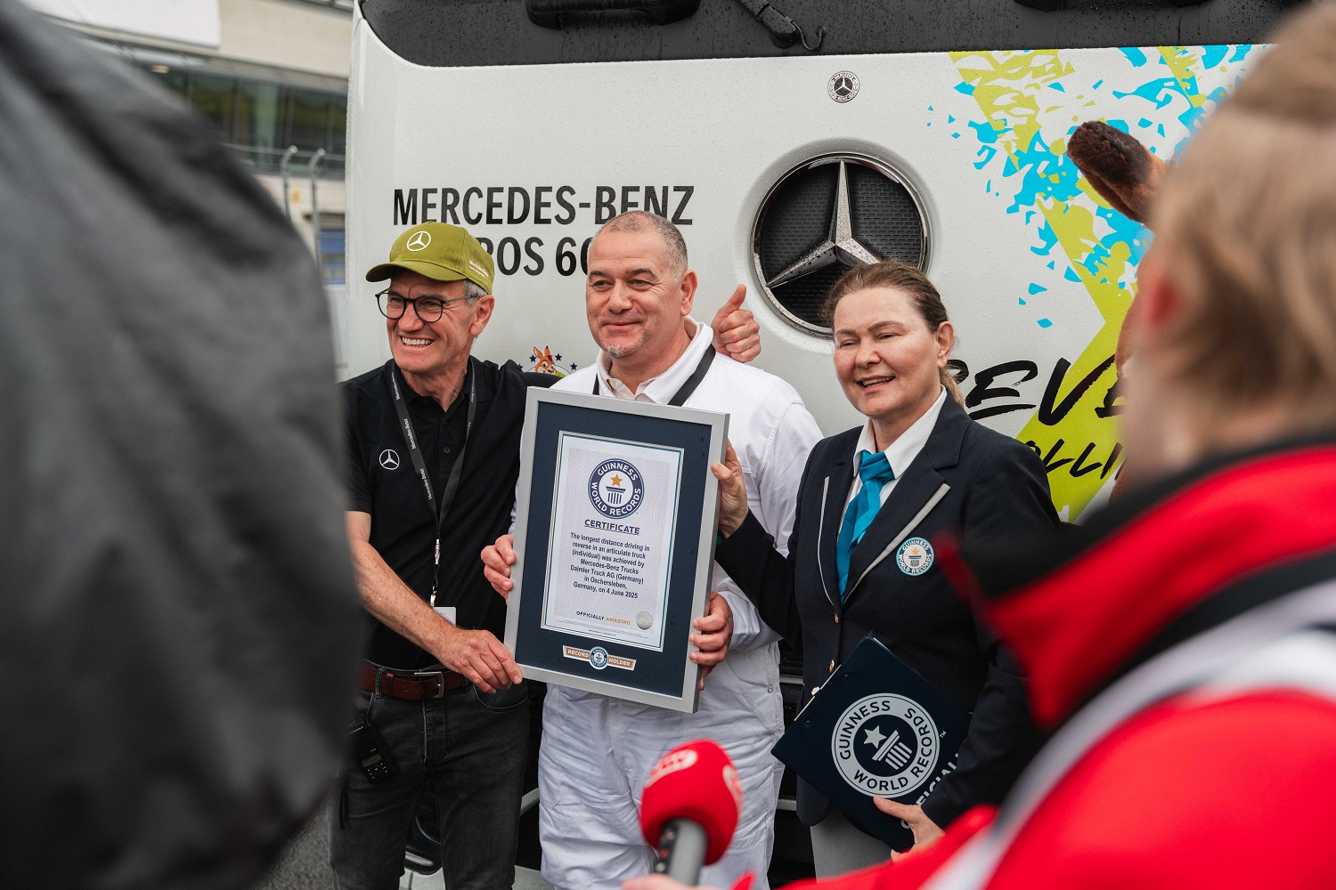 Mercedes-Benz Trucks bricht GUINNESS WORLD RECORDS™-Weltrekord mit eActros 600 Mercedes-Benz Trucks wins GUINNESS WORLD RECORDS™ title with eActros 600 | Vezess | Vezess