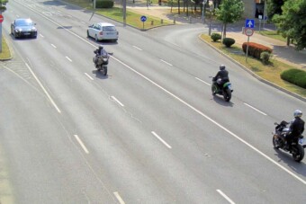 Nem tudott előzni a motoros a Balatonnál, pofán vert egy autóst