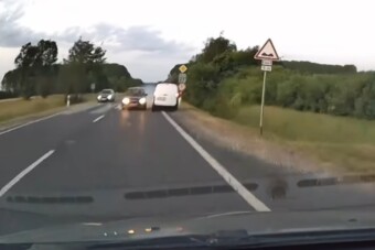 Életveszély a 4-es főúton, centiken múlt a tragédia