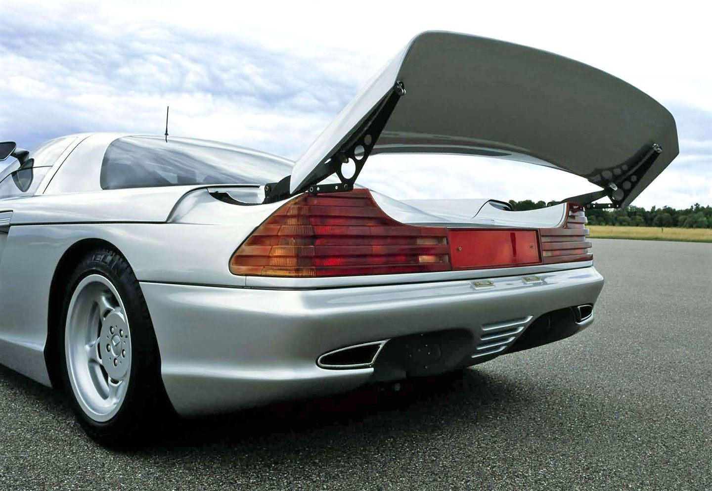A 90-es évek sztárja lehetett volna ez a Mercedes 7