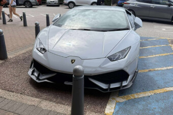 Szétkapta a net a mozgássérült helyre parkoló lamborghinist, akinek a válasza átütő volt