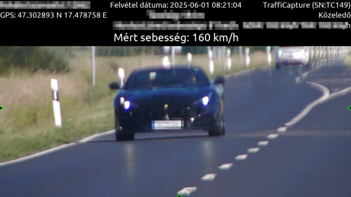 A rendőrök orra előtt pörkölt oda a Ferrarinak Pápánál 1 | Vezess A rendőrök orra előtt pörkölt oda a Ferrarinak Pápánál 1