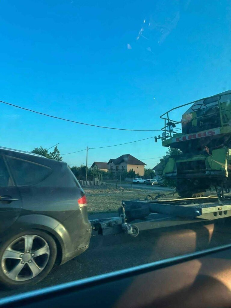 Ilyen is csak Kelet-Európában van: kombájnt húzott a családi Seat 2