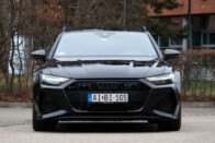 Falnak mentek az álcázott Audival a Nürburgringen 1