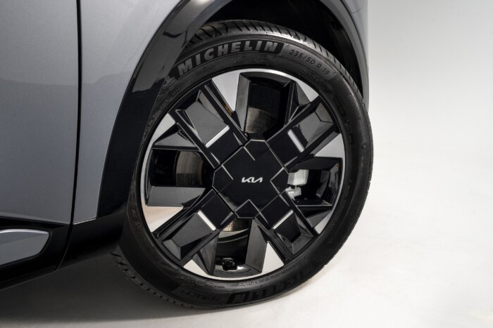 Új arcot műtöttek a legfontosabb Kiára 8 | Vezess Új arcot műtöttek a legfontosabb Kiára 8