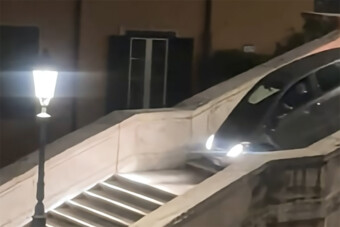 80 éves nyugdíjas hajtott rá Európa leghíresebb lépcsőire