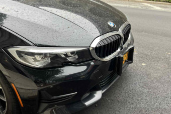 Parkolássegítő rendszámtáblát szereltek egy BMW-re