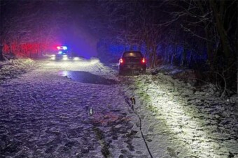 Motorháztetőn csúszkált egy autó mögött, belehalt