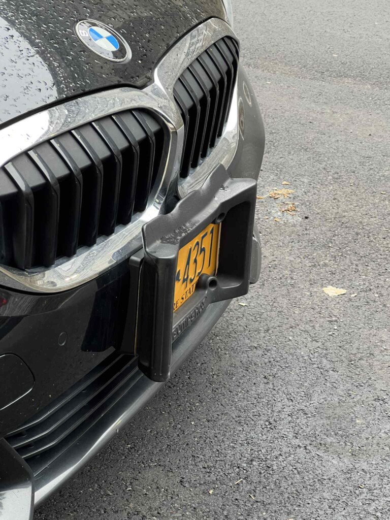 Parkolássegítő rendszámtáblát szereltek egy BMW-re 1 | Vezess Parkolássegítő rendszámtáblát szereltek egy BMW-re 1